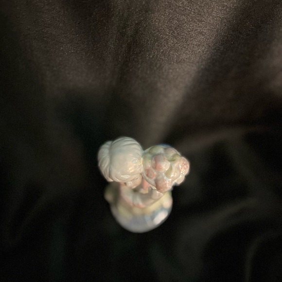 A GIRL WITH HER FRUIT BASKET FIGURINE - Picture 4 of 6